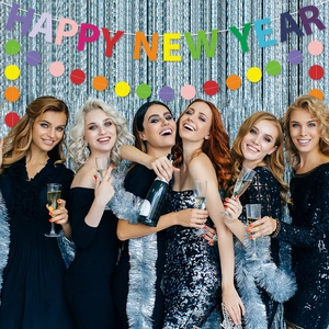 Bannière colorée Happy New Year avec guirlande à pois pour décoration de fête de Nouvel An