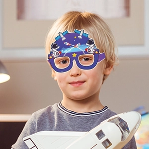 Lunettes en papier thème espace pour fête d'enfants avec décorations astronaute et fusée