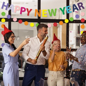 Bannière Happy New Year colorée et guirlandes de confettis en papier pour décoration