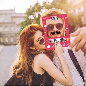Détail d'un cadre photo rouge de la Saint-Valentin avec des cœurs et le texte Love