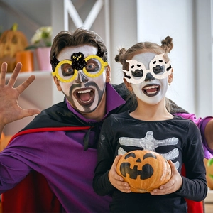 Lunettes pailletées Halloween avec chat noir et fantôme portées par un adulte et un enfant