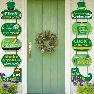 Bannières de porte St. Patrick avec trèfles et motifs chanceux sur une porte verte