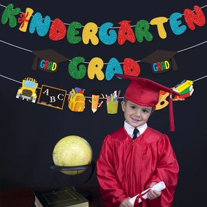 Glitzerndes Kindergarten Grad Banner-Set mit Schulmotiven und Kind in roter Robe