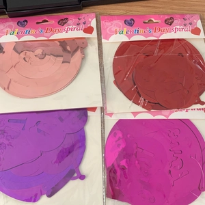 Détail de spirales de cœur en PVC multicolore sous emballage pour fête de la Saint Valentin