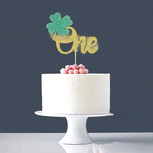 Gros plan de la décoration de gâteau dorée One avec trèfle pour premier anniversaire