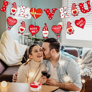 Kit striscione San Valentino con scritta I LOVE U e decorazioni appese a gnomi