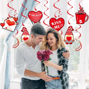 Set decorativo per San Valentino con spirali rosse, ciondoli a cuore e gnomi carini