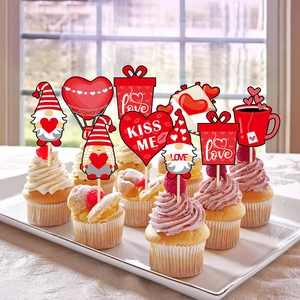 Dettagli dei topper per cupcake con gnomi di San Valentino e decorazioni a cuore