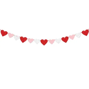 Nahaufnahme der roten, rosa und weißen Glitzer-Herzgirlanden für die Partydekoration