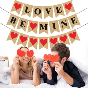Detailaufnahme der LOVE und BE MINE Girlanden aus Jute für Valentinstag Dekorationen
