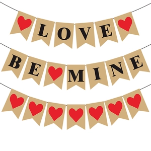 Dreiteiliges Valentinstags-Banner-Set aus Kraftpapier mit LOVE und BE MINE Herzmotiven