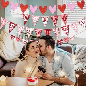 Bannière Happy Valentine's Day avec guirlandes de cœurs rouges pour déco de fête