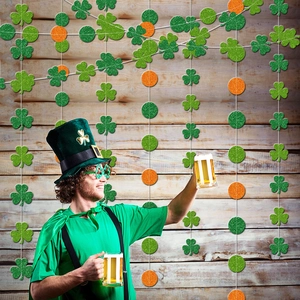St. Patrick's Day Deko mit grünen Pailletten-Kleeblatt-Bannern und orangen Punkten