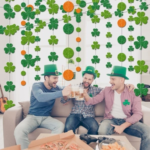 St. Patrick's Day Partydeko mit grünen Kleeblättern und glitzernden Hängegirlanden