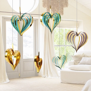 3D mehrlagige Herzdeko in Gold und Lila hängend in einem modernen weißen Wohnzimmer