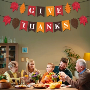 Dettaglio dello striscione GIVE THANKS con foglie di acero e ghiande per ringraziamento
