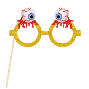 Gros plan de lunettes d'Halloween dorées à paillettes avec des globes oculaires ensanglantés