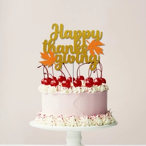 Décoration de gâteau Happy Thanksgiving dorée avec feuilles d'érable sur un gâteau rose