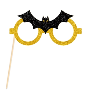 Détail d'accessoire photo Halloween avec paillettes dorées, chauve-souris et tige en bois