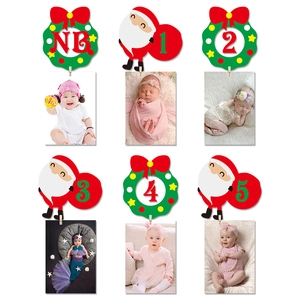 Dettaglio di clip natalizie in legno con Babbo Natale per foto dei traguardi neonato