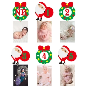 Ghirlanda portafoto natalizia per bambini con motivi di Babbo Natale e decorazioni