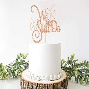 Rosegoldener 'We Still Do' Tortenaufsatz mit Schmetterling auf weißem Hochzeitskuchen