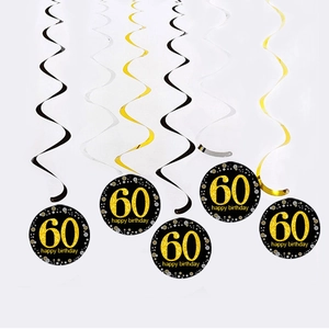 Dettaglio di spirali da soffitto nere e oro per il 60° compleanno con cartoncini