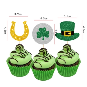 Dettaglio di topper per cupcake di San Patrizio con trifoglio, ferro di cavallo e cappello