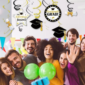 Décorations de fête de remise des diplômes avec tourbillons et découpes dorées