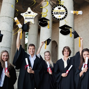 Décorations de remise de diplômes avec spirales dorées et panneaux de félicitations noirs