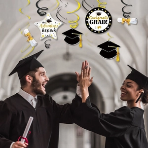Décorations de remise des diplômes avec spirales suspendues noires et dorées et badges