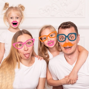 Accessoires photo fête des mères avec famille portant des lunettes rigolotes en papier