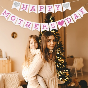 Striscione Happy Mother's Day bianco con scritte rosa e cuori glitterati decorativi