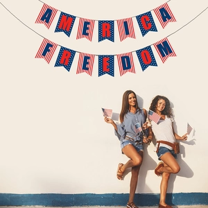 Guirlande Fête de l'Indépendance avec lettrage America et Freedom aux couleurs USA