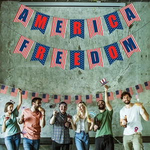Bannières de fête de l'Indépendance avec texte America Freedom et guirlandes USA