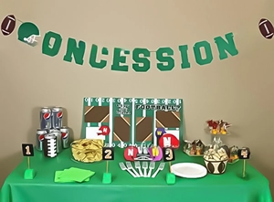 Détail de déco de fête football avec bannière Concessions et découpes de casques de sport