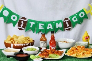 Détail de la bannière de fête football GO TEAM GO avec drapeaux verts et formes de ballons