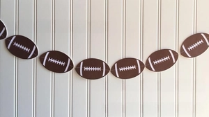 Détail de la bannière de rugby marron avec coutures blanches pour décor de fête