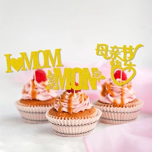 Détail de décorations dorées à paillettes pour gâteaux de fête des mères sur cupcakes