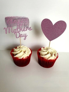 Détail de décoration de gâteau Happy Mothers Day en paillettes violettes