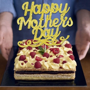 Décoration de gâteau dorée Happy Mother's Day sur un gâteau à la crème et framboise