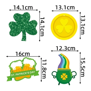Décoration de la Saint-Patrick avec trèfles pailletés, chopes de bière et pots d'or