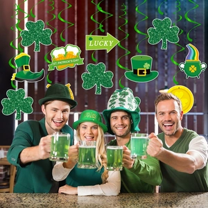 Décorations de la Saint-Patrick avec trèfles et chapeaux verts pour fête irlandaise