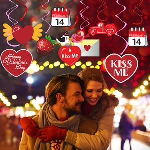 Decorazioni sospese per San Valentino con biglietti a cuore e sfondo di coppia felice