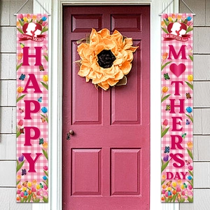 Bannières de fête des mères avec tulipes et texte Happy Mother's Day sur porte rouge