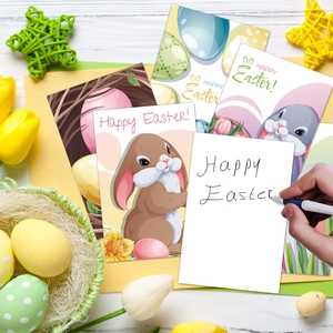Detail von Happy Easter Karten mit Hasen- und Ei-Illustrationen auf Holzuntergrund
