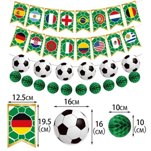 Guirlande fête football avec drapeaux nationaux, ballons et boules alvéolées vertes