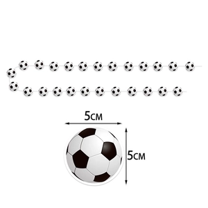 Détail de la guirlande de ballons de foot de 5cm pour décorations de la coupe du monde