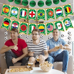 Guirlande de la Coupe du Monde avec drapeaux nationaux et boules alvéolées pour fête