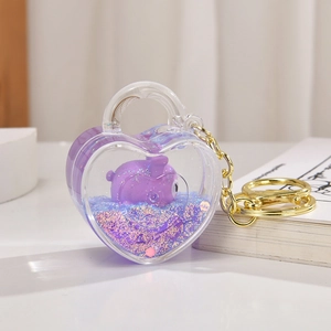 Porte-clés cœur violet avec sable mouvant liquide et figurine de porcelet mignon
